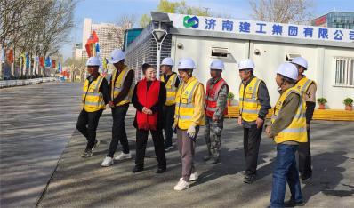 陳雪萍代表到集團(tuán)總部和項目一線宣講全國“兩會”精神